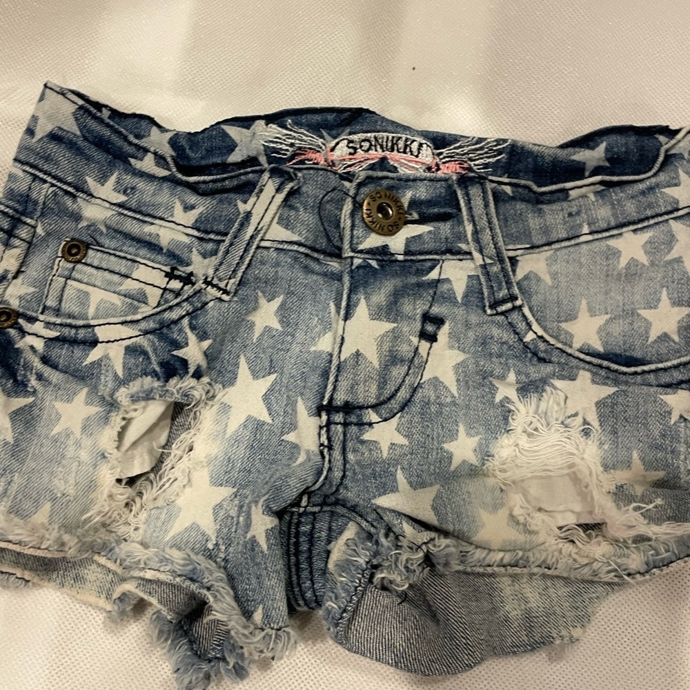 So Nikki size small distressed shorts with stars ✨